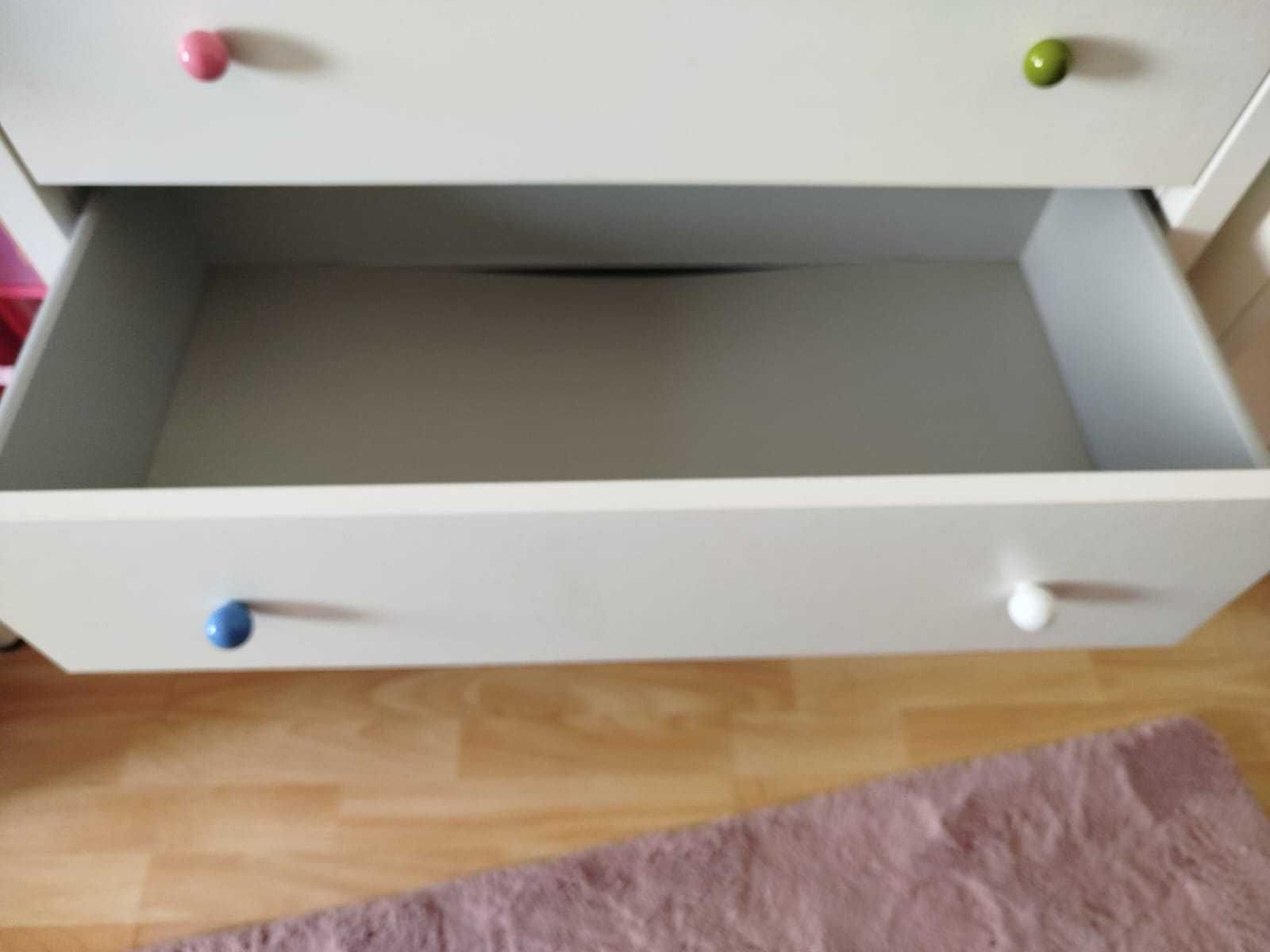 Cómoda com gavetas IKEA- quarto criança