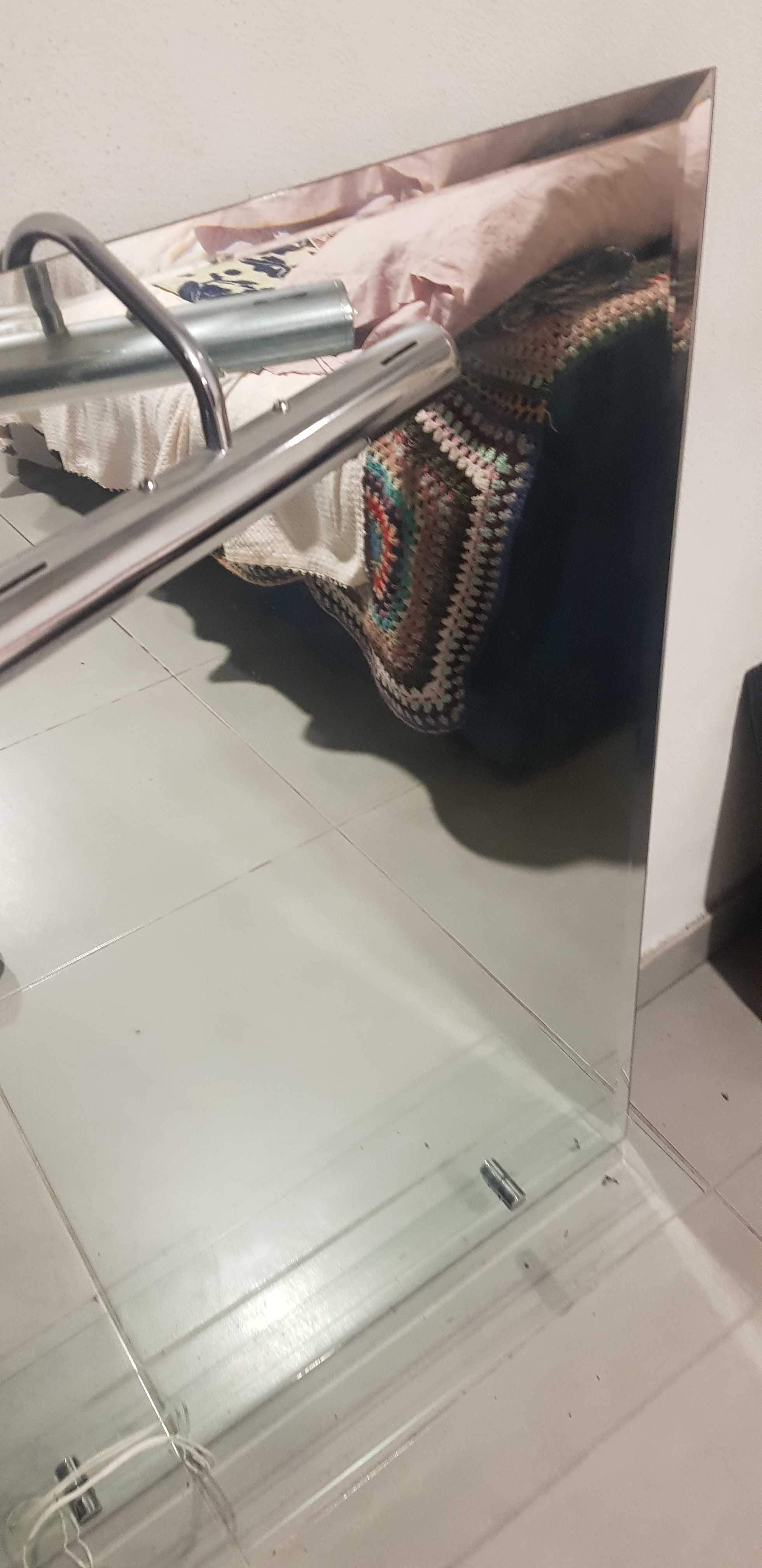 Espelho de parede com prateleira e luz