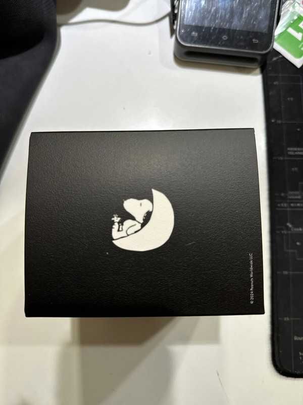Omega x Swatch - Mission de phase de lune noire Snoopy - SO33B700