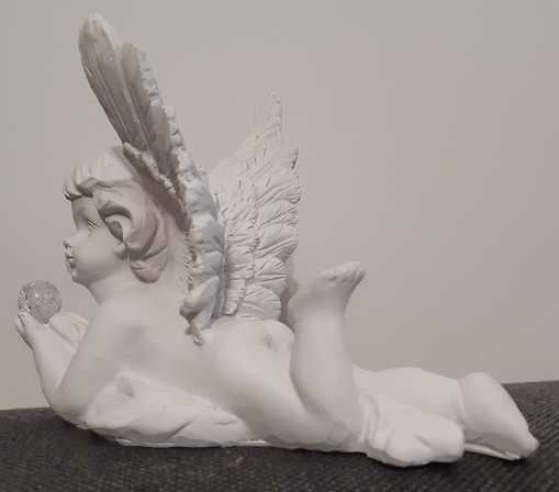 Anioł biały, aniołek leżący z kulą LED na baterie