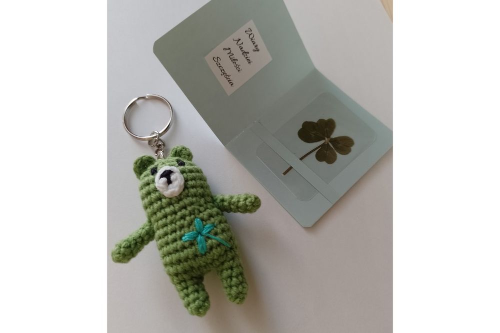 Breloczek miś i czterolistna koniczyna na szczęście. Na prezent