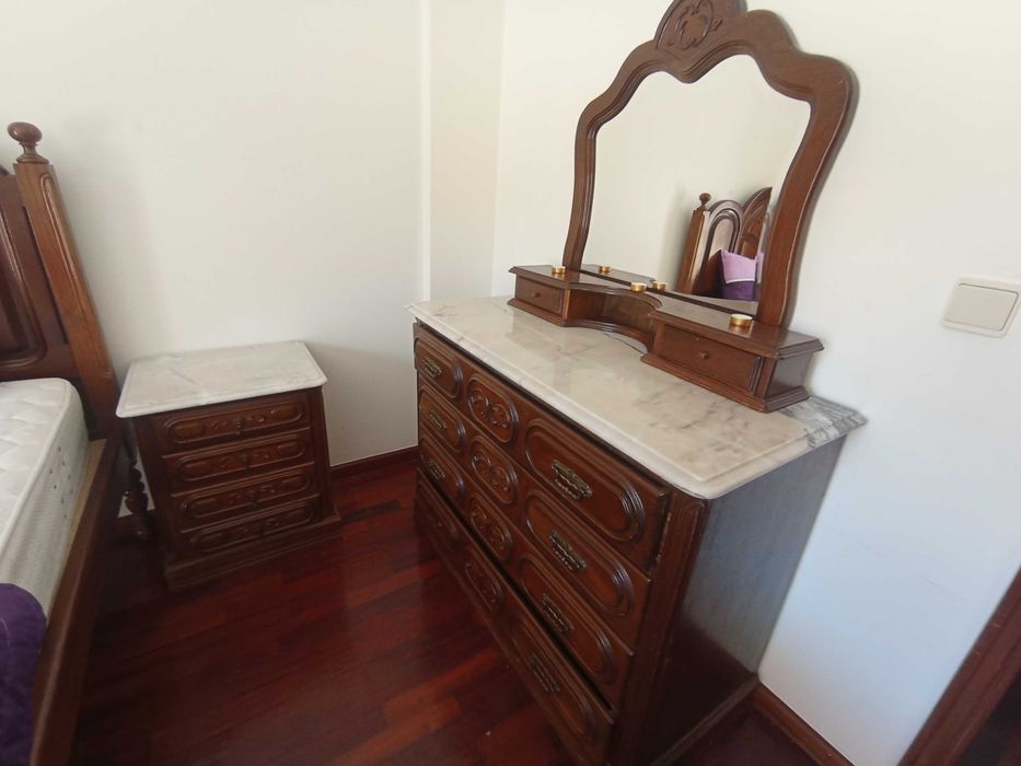 Mobília antiga de quarto
