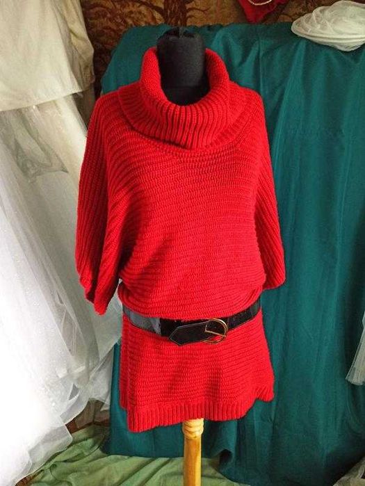 Лот - 2 свитера 48р , красный c поясом и черный.