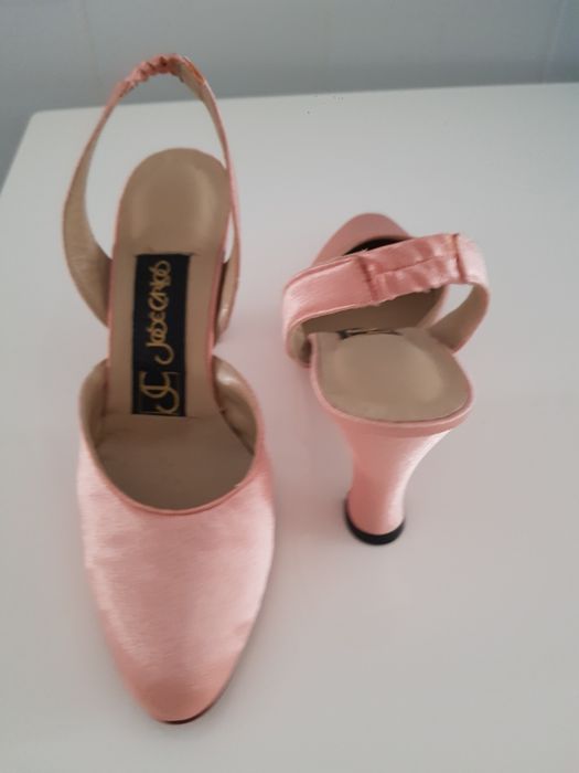 Sandálias novas em pele forradas a cetim coral, salto médio