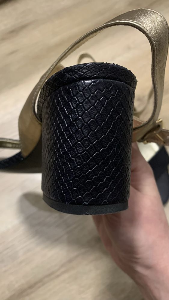 Eleganckie sandalki czarno-złote 38