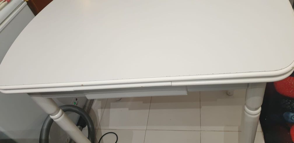 Mesa branca lacada com 2 cadeiras