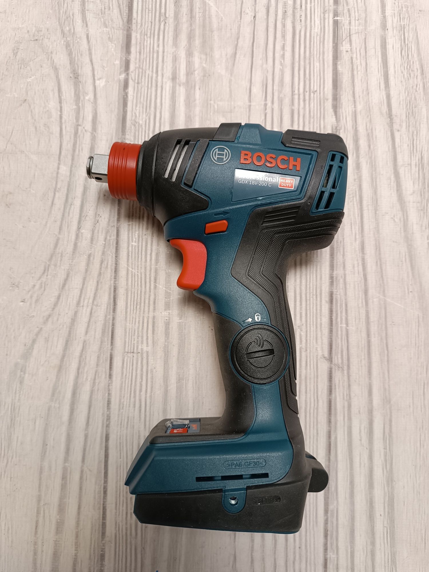 Bosch 18V GDX 18V-200 C 200Нм 1/4" і квадратна зовнішня 1/2" гайковерт