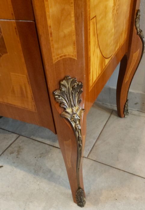 Komoda antyczna z marmurowym blatem – intarsje, mosiężne zdobienia

Sp