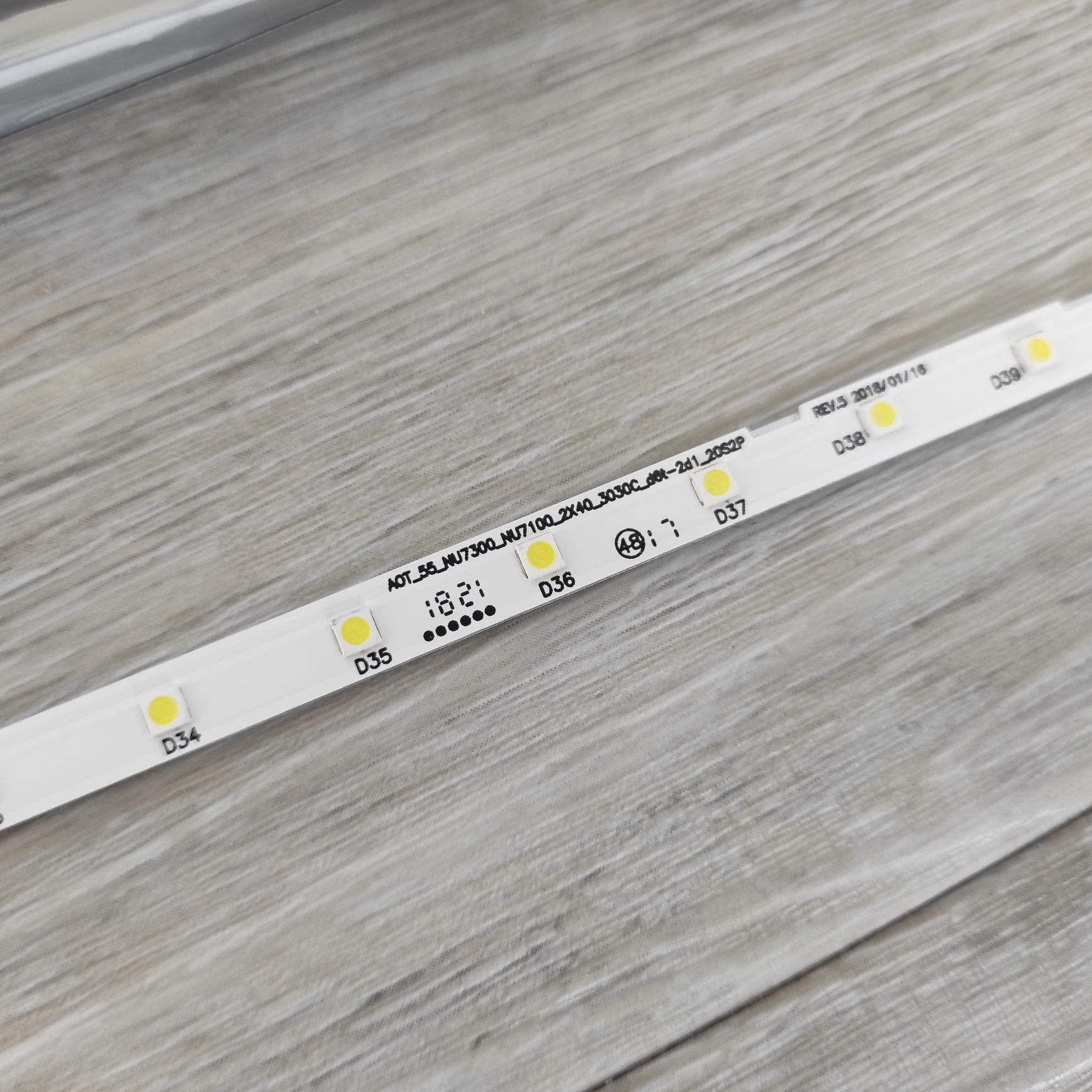 Listwa LED SAMSUNG 55" NU7100 NU7300 40 led AOT 55 podświetlenie TV