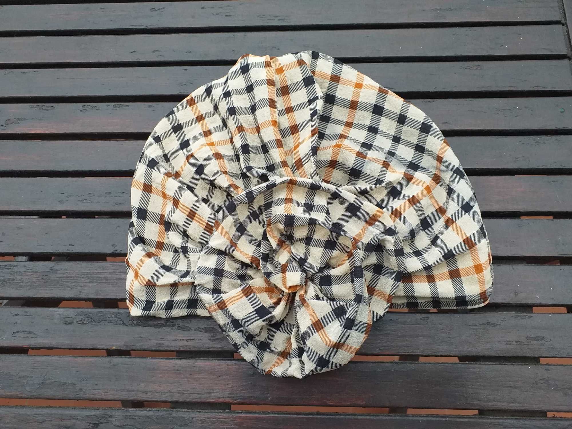 Turbante em seda com flor padrão xadrez. Tamanho único.