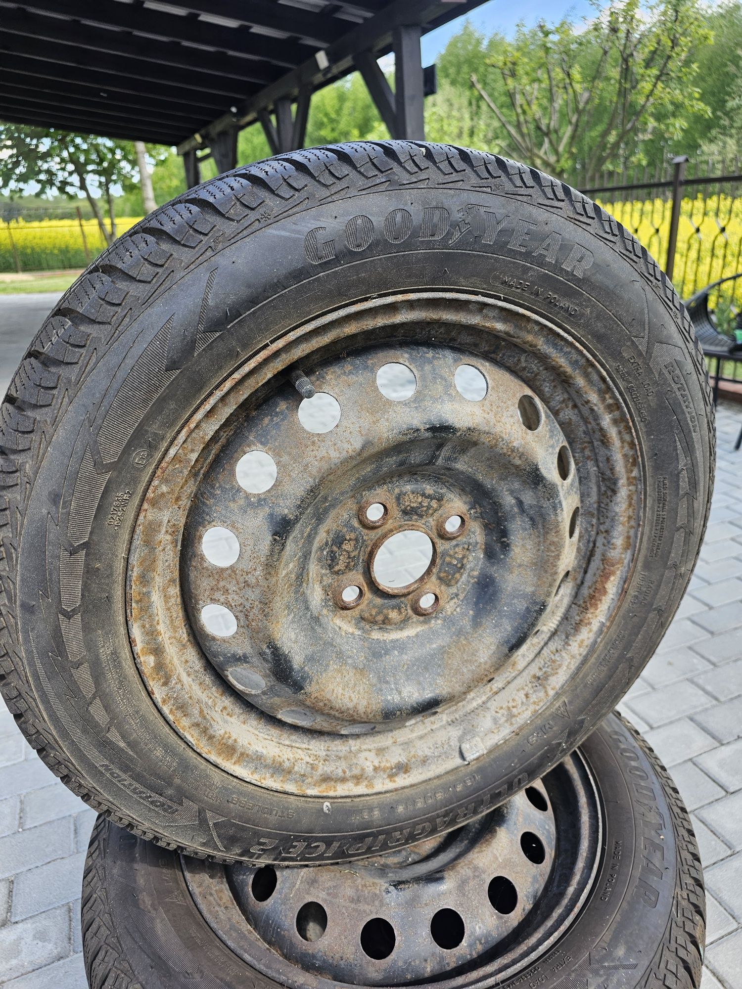 Opony zimowe Goodyear na stalowych felgach