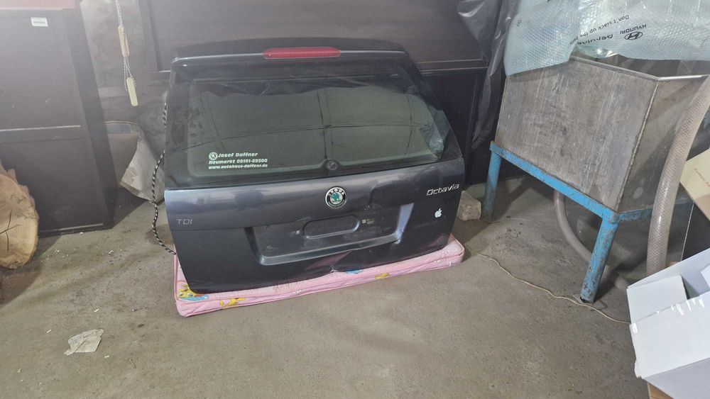 Заднє скло (ляда) Skoda Octavia A5 кришка багажника шкода А5 універсал