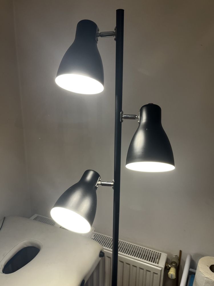 lampa stojąca z 3 żarówkami