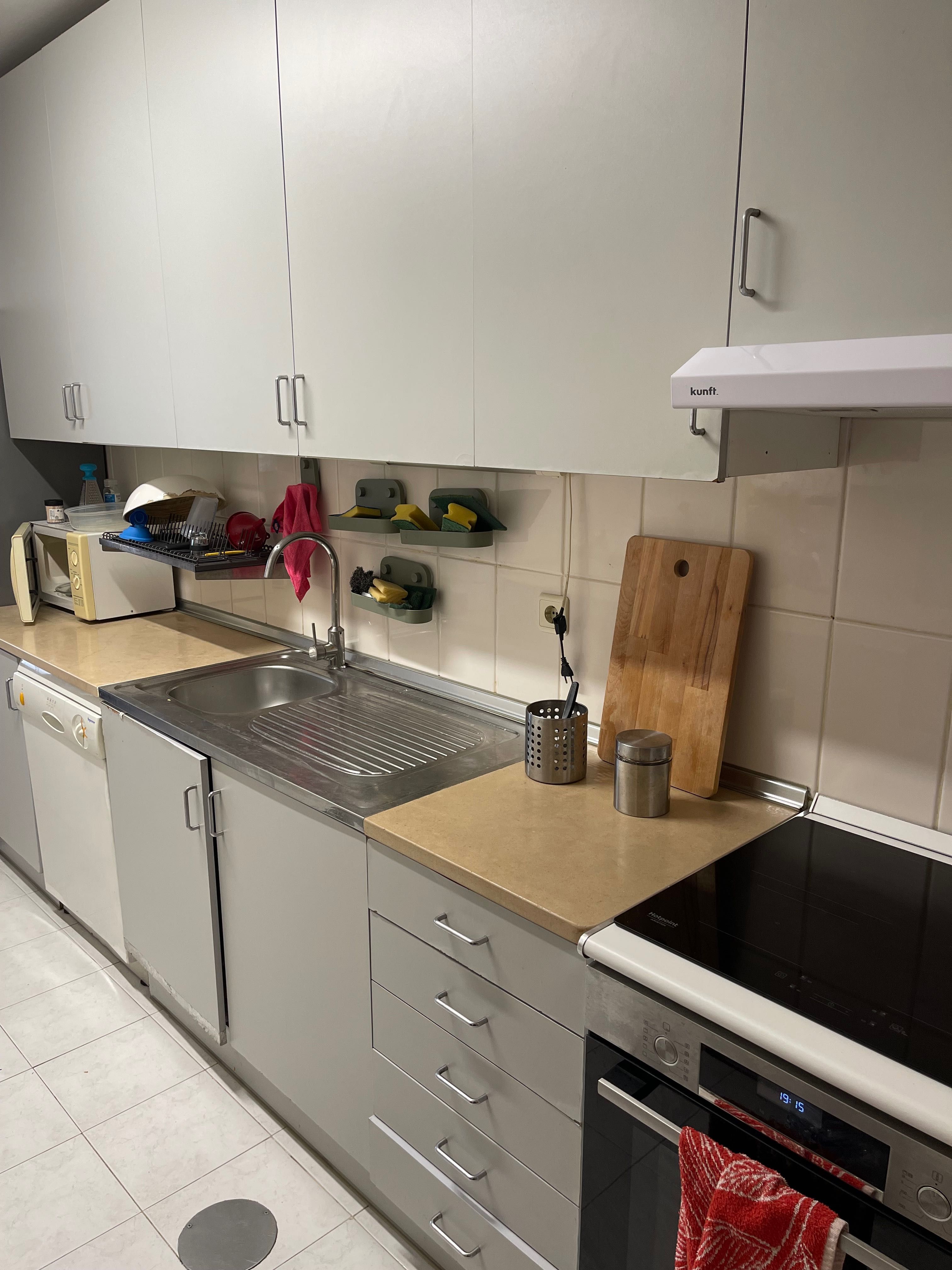 Quarto num apartamento T3 junto ao metro (Tudo incluído)