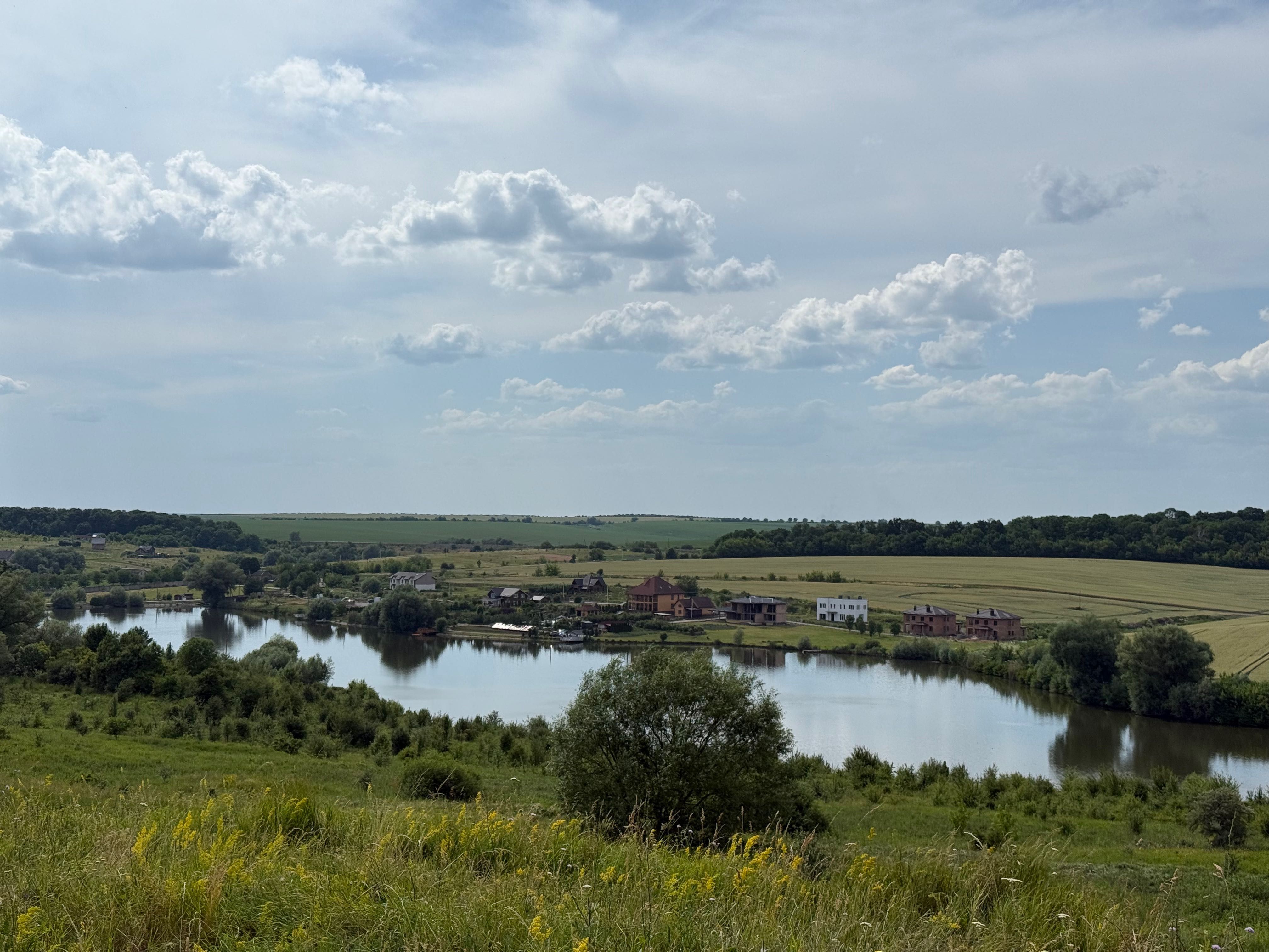 Продаж земельної ділянки біля води та соснового лісу