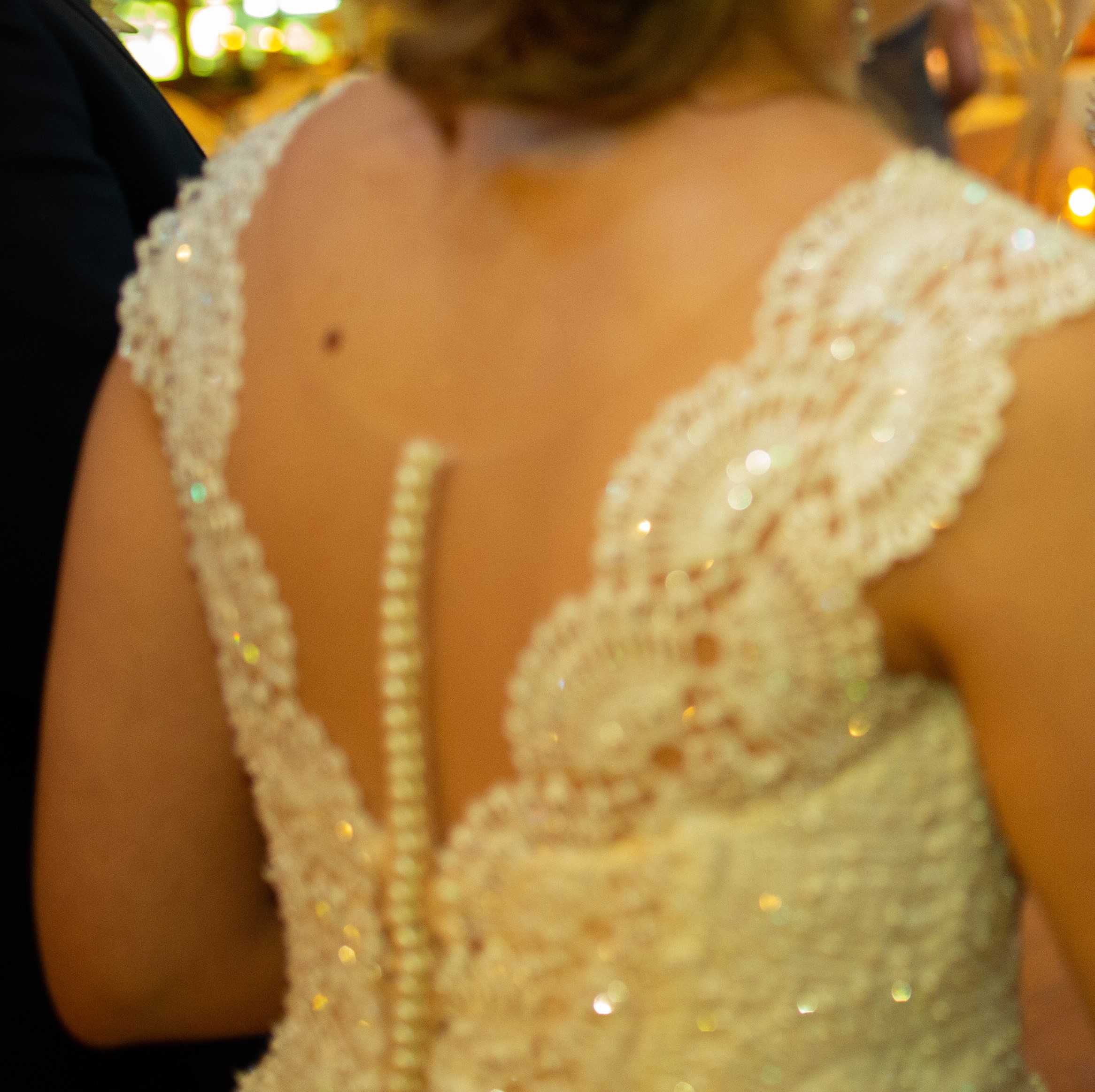 Suknia ślubna- połyskująca srebrem z guziczkami z tyłu