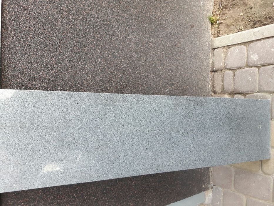 Parapety granitowe, marmurowe,konglomerat.