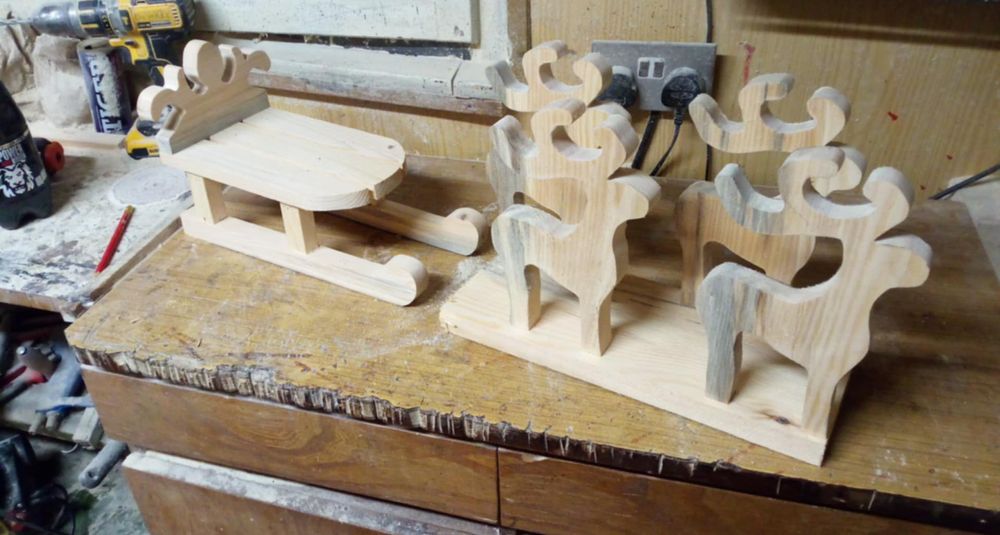 Sanie drewniane z reniferami