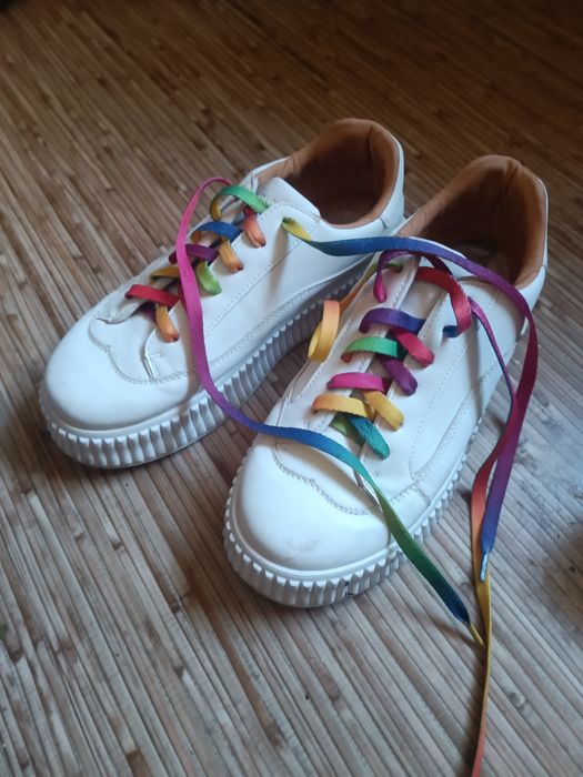 Мокасины кожзам белые с цветными и белымишнурками