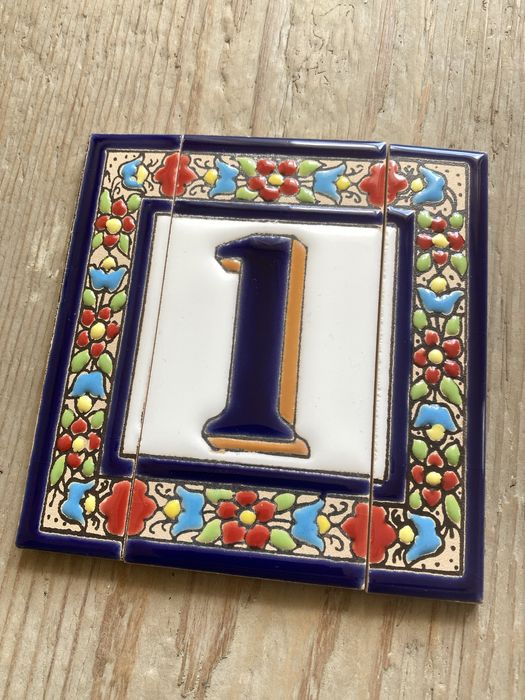 Płytka ceramiczna, kafelek z numerem domu