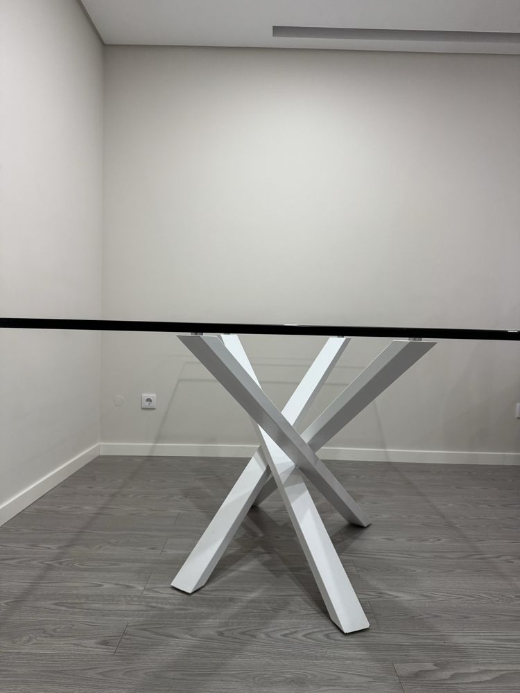 Mesa de jantar de vidro e metal branco