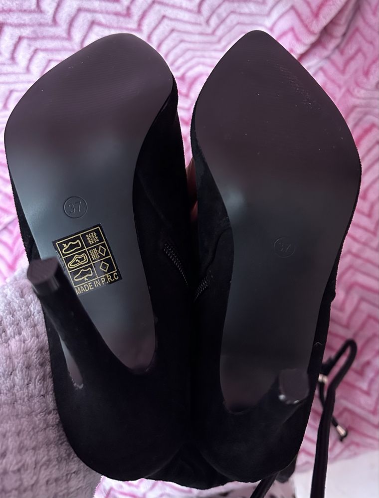 Botas cano alto pretas - pele de pessego (37)