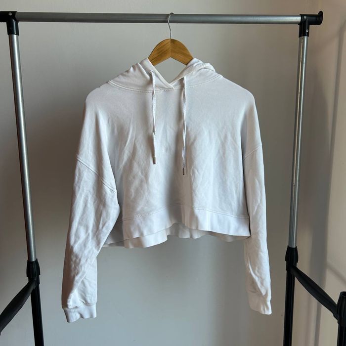 Вкорочене жіночн біле худі