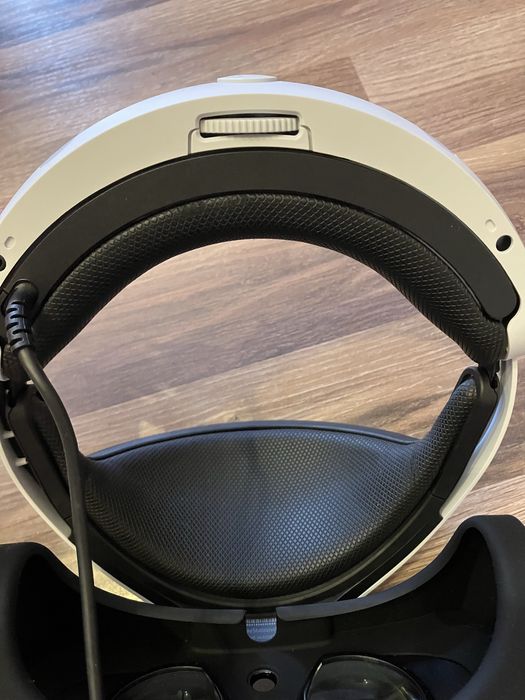 Okulary VR Playstation z kamerą i jednym kontrolerem .