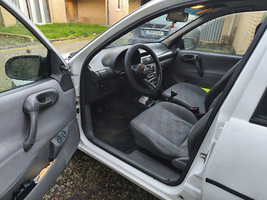 Opel corsa B 1.5 D  5 lugares ( LER ANÚNCIO )