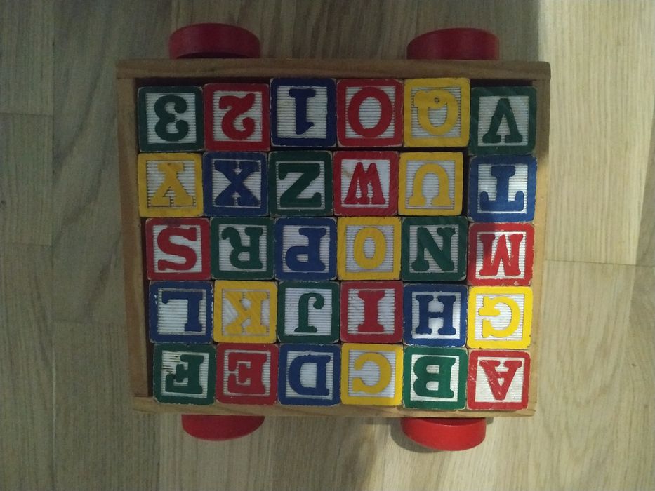 zestaw drewnianych zabawek montesorri alfabet klocki liczydło