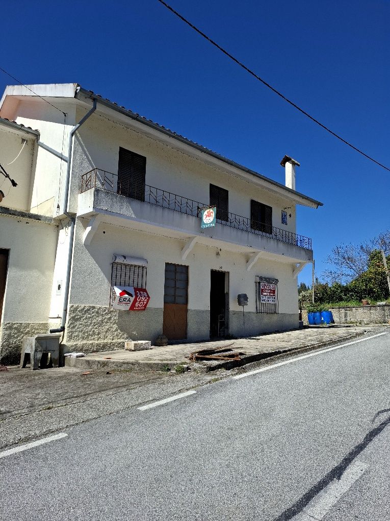 Moradia familiar, com café e loja comercial