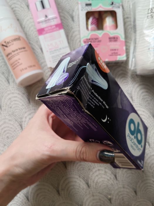 Zestaw kosmetyków i przyborów higienicznych