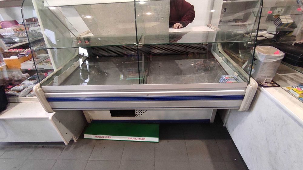 продам кондитерскую витрину
