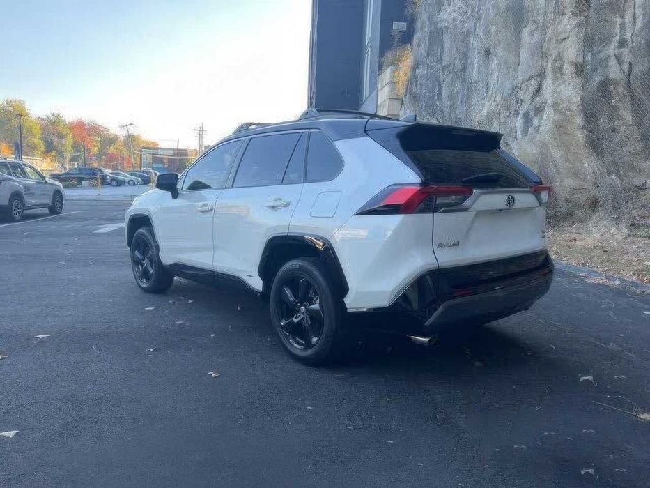 Toyota RAV4 Hybrid XSE      2020