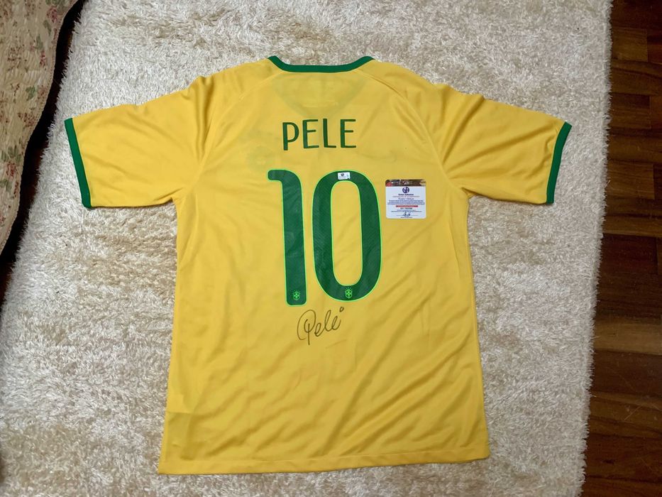 Camisola da seleção brasileira autografada pelo Pelé