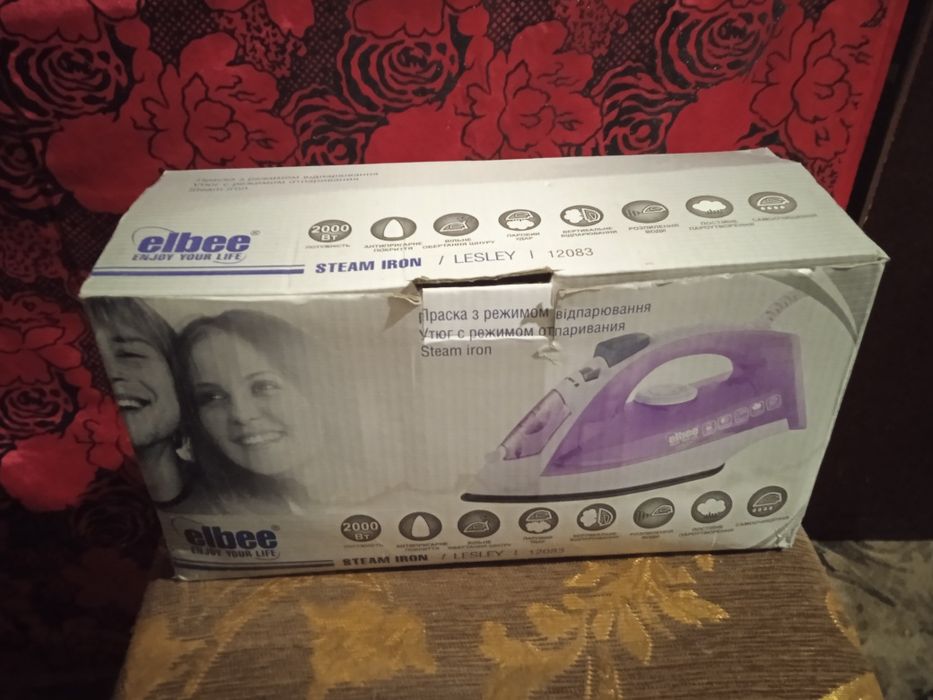 Утюг с антипригарным покрытием и отпариванием.