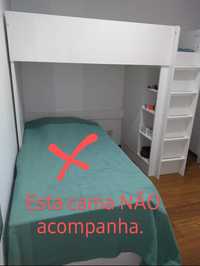 Cama alta com armário.