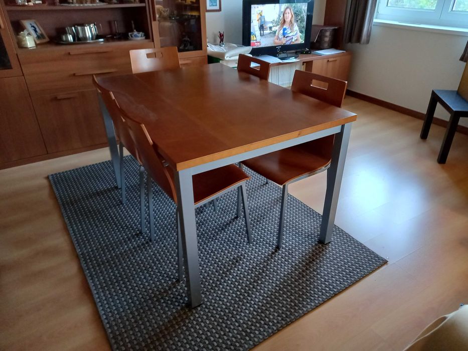 Mesa de jantar com 6 cadeiras