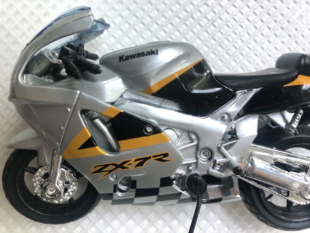 Колекційний мотоцикл  із серії Kawasaki Ninja ZX-7R.  Bburago