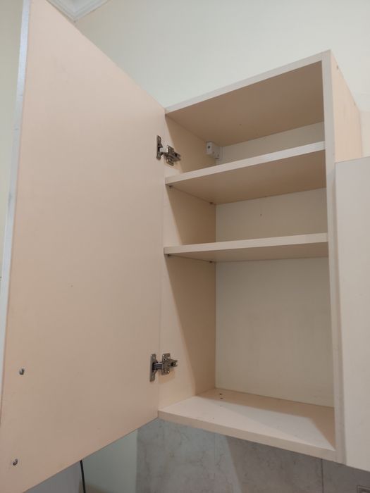 Кухня вбудована, навісні ящики, фасади,теплий бежевий колір, нові