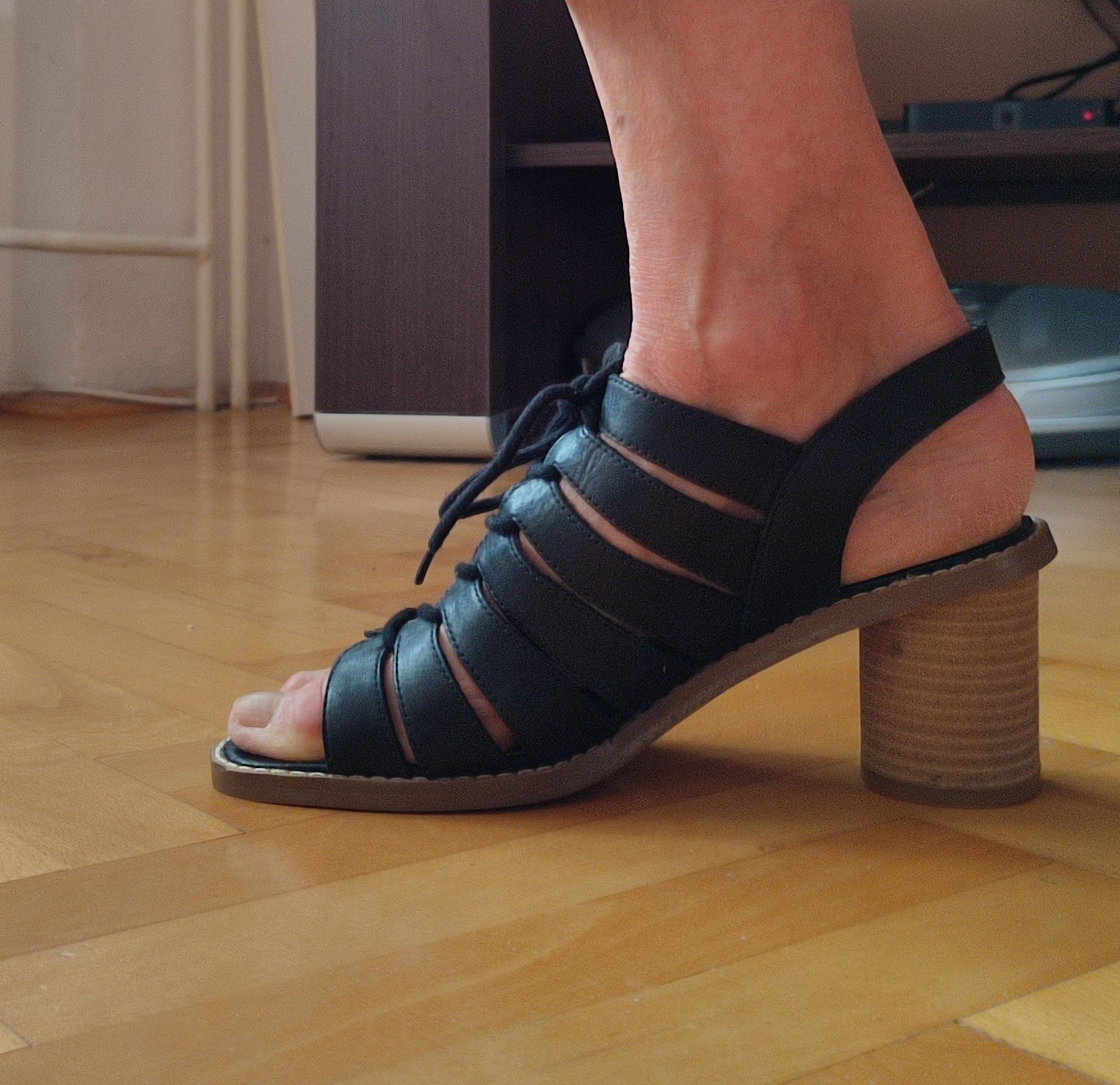 Sandały damskie ze skóry naturalnej  Clarks rozmiar 6 (25,5) j.nowe