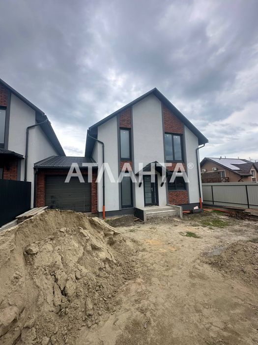 Таунхаус з гаражем, підвалом і місцем під авто на вул. Горіхівській