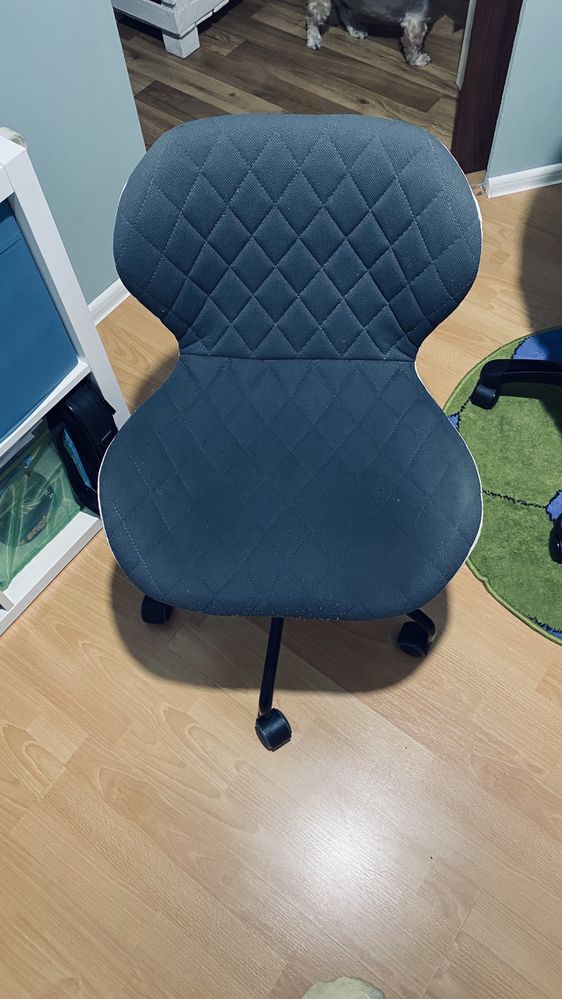 Krzesło/fotel obrotowy pikowany w tkaninie COBRA szaro-białe