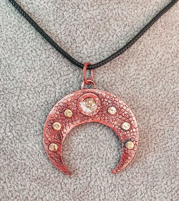 Słowiańska lunula z miedzi i mosiądzu