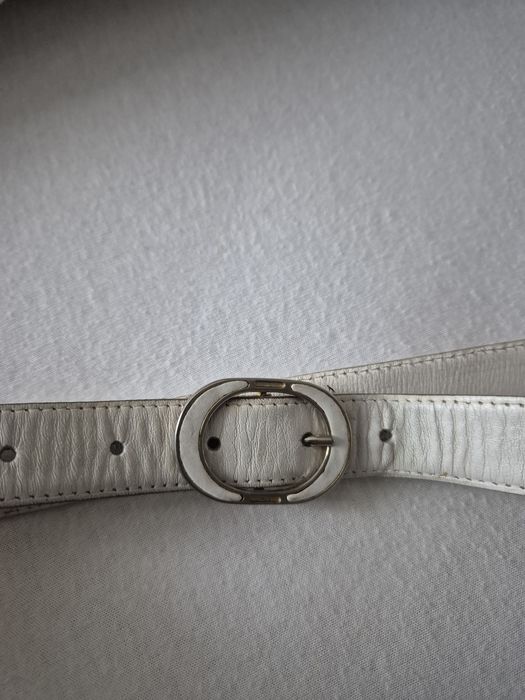 Biały skórzany pasek marki Chambord