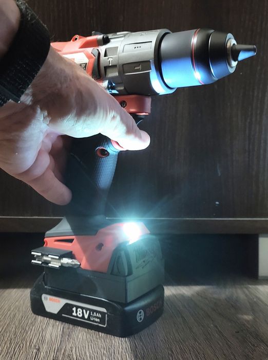 Adapter Milwaukee M18 na baterie Bosch Professional
