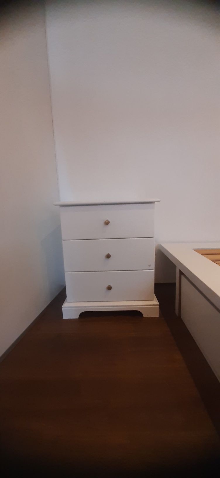 Cama de casal com mesa de cabeceira