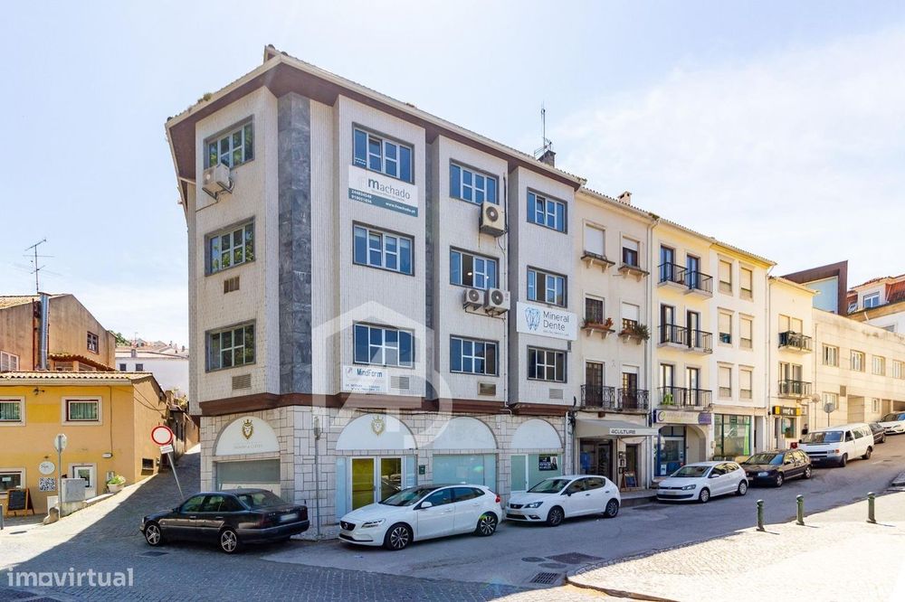 Loja com cave  Praça do Avião, Leiria