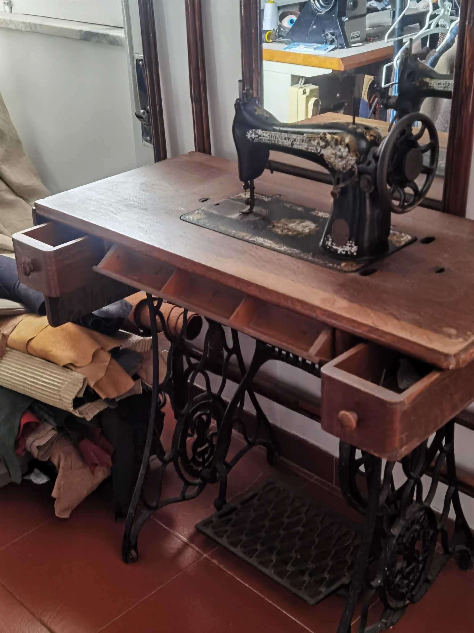 Maquina de costura Singer antiga