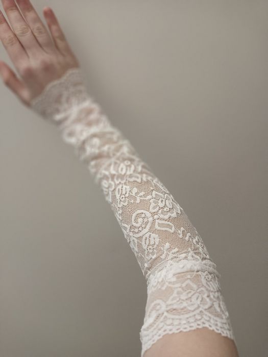 Białe koronkowe rękawy